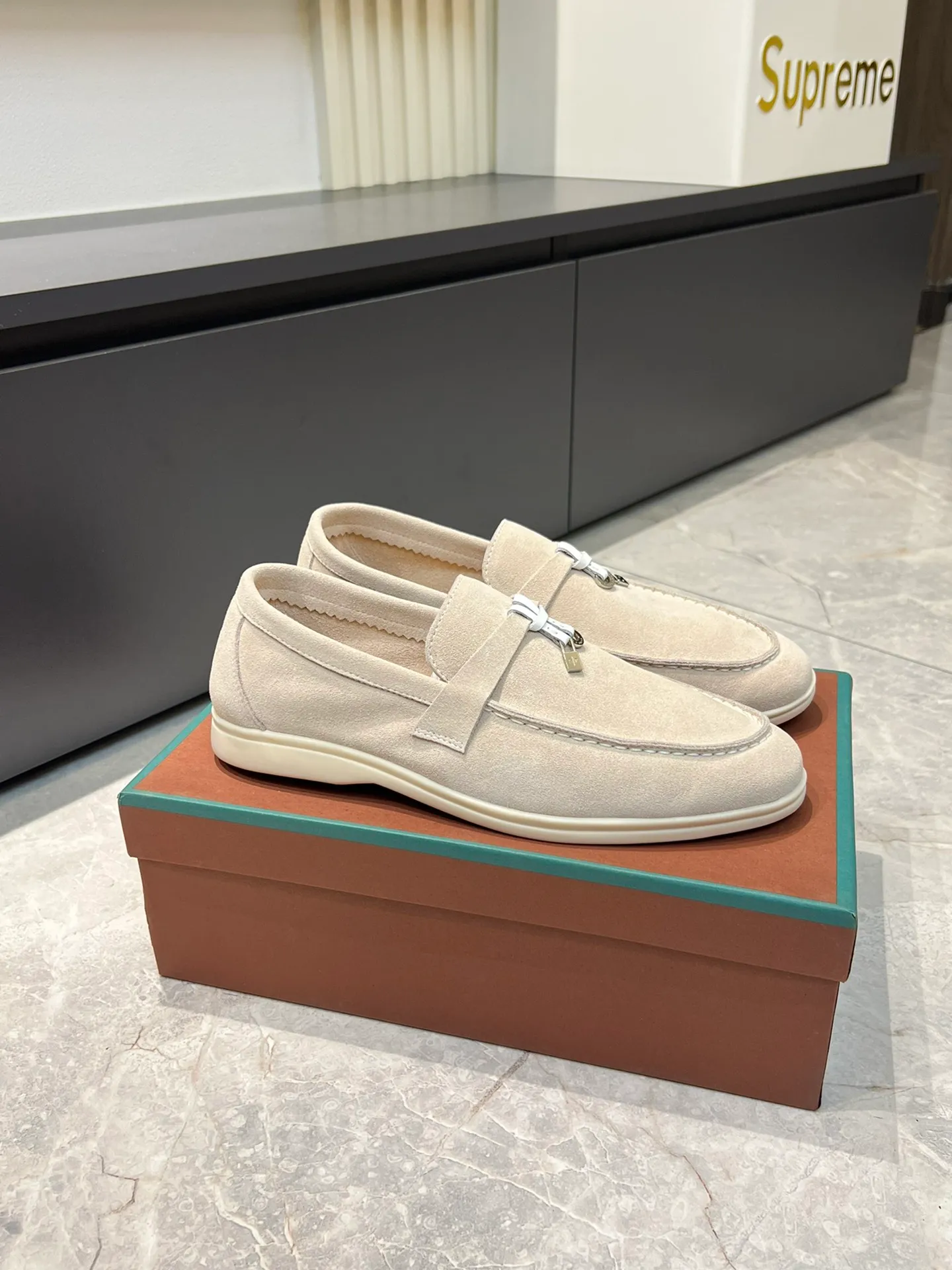 Men's shoes 💰p360 "Loro men's shoes 💰pian'*" Classic L men's shoes for couples 💰p Top version British flat loafers, a must-have item in old money style, the minimalist design is eye-catching and durable, a plus point for dressing The soft foot feel and texture are outstanding. They don’t scratch your feet and are very nice. They are matched with soft and waxy soles. They can be worn daily for a long time without getting tired. They are easy to wear, versatile and classic items, with perfect foot feel and texture! Imported cashmere fabric, the lining is made of imported A-grade water-dyed cow lining, the top version of the genuine leather midsole is sewn with pure handmade mark thread! Size: Female 35-40 (34. Customized) Male 38-44 (45.46. Customized)